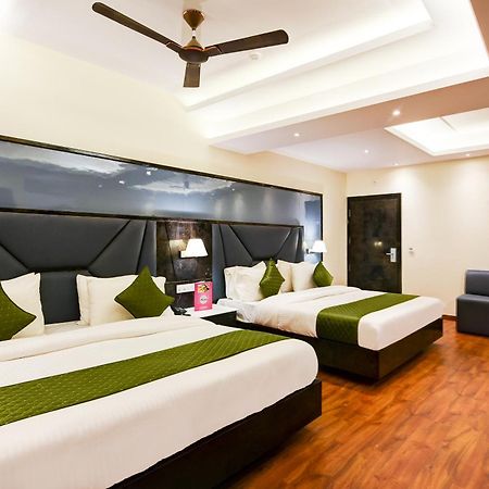 Hotel Geet Deluxe Нью-Дели Экстерьер фото