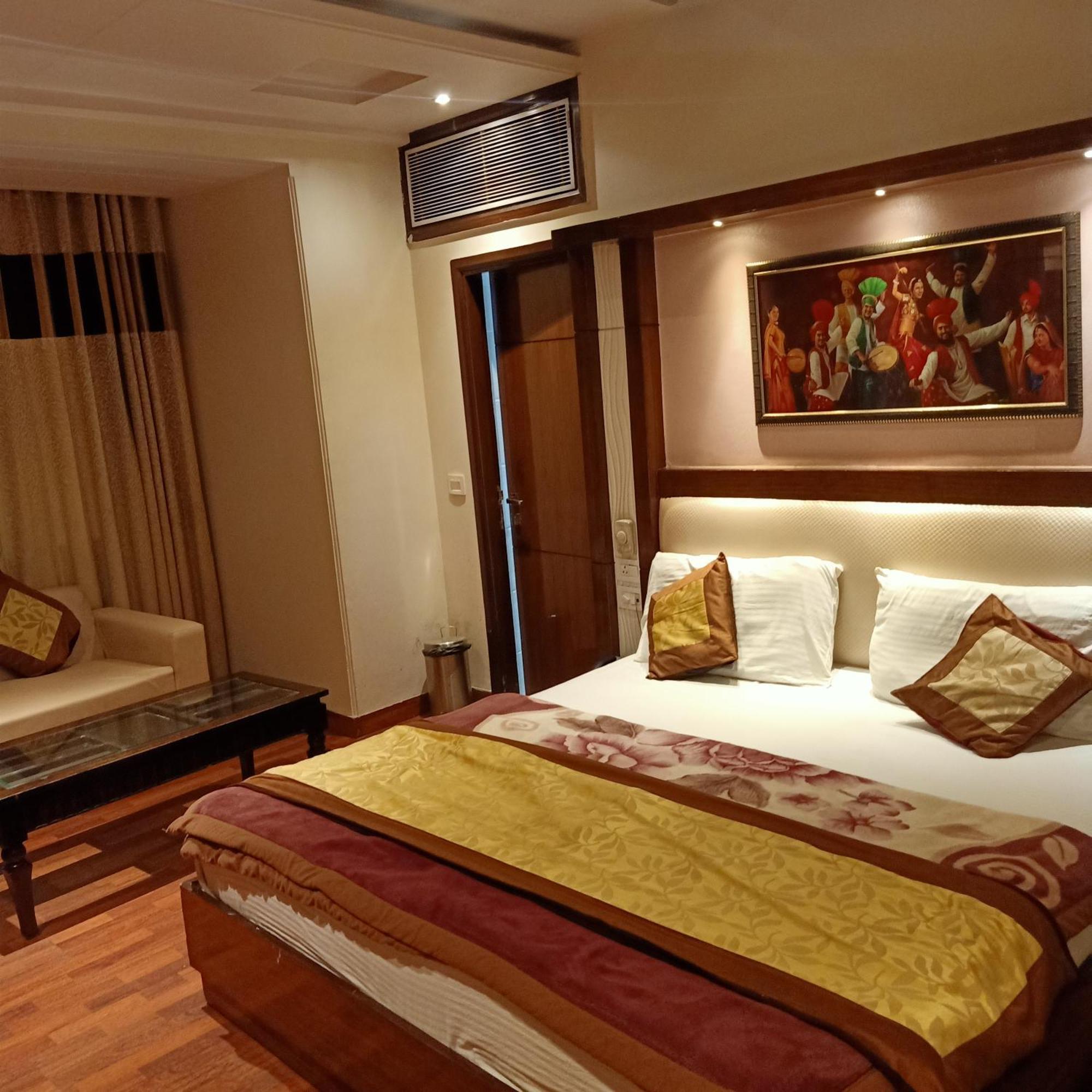 Hotel Geet Deluxe Нью-Дели Экстерьер фото