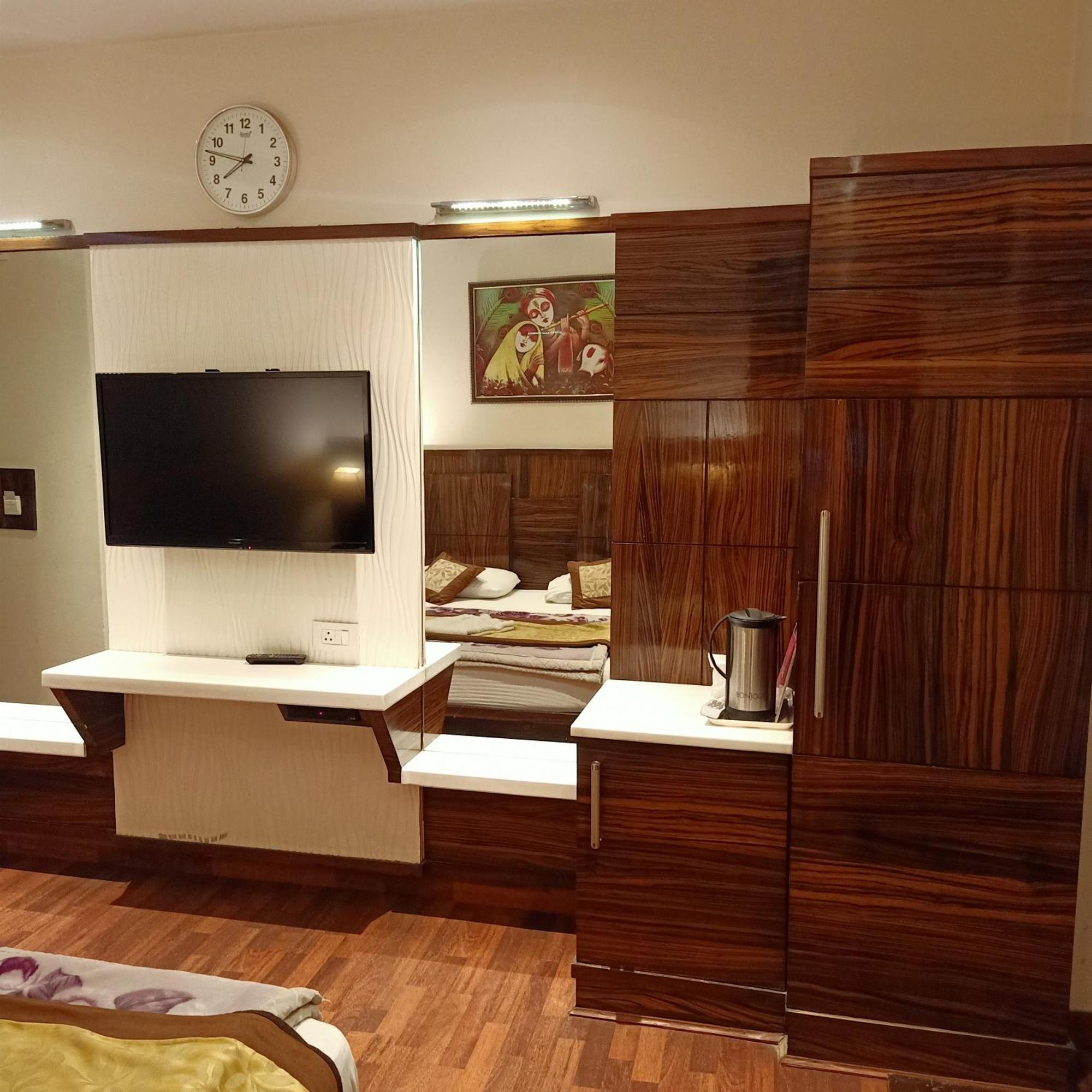 Hotel Geet Deluxe Нью-Дели Экстерьер фото