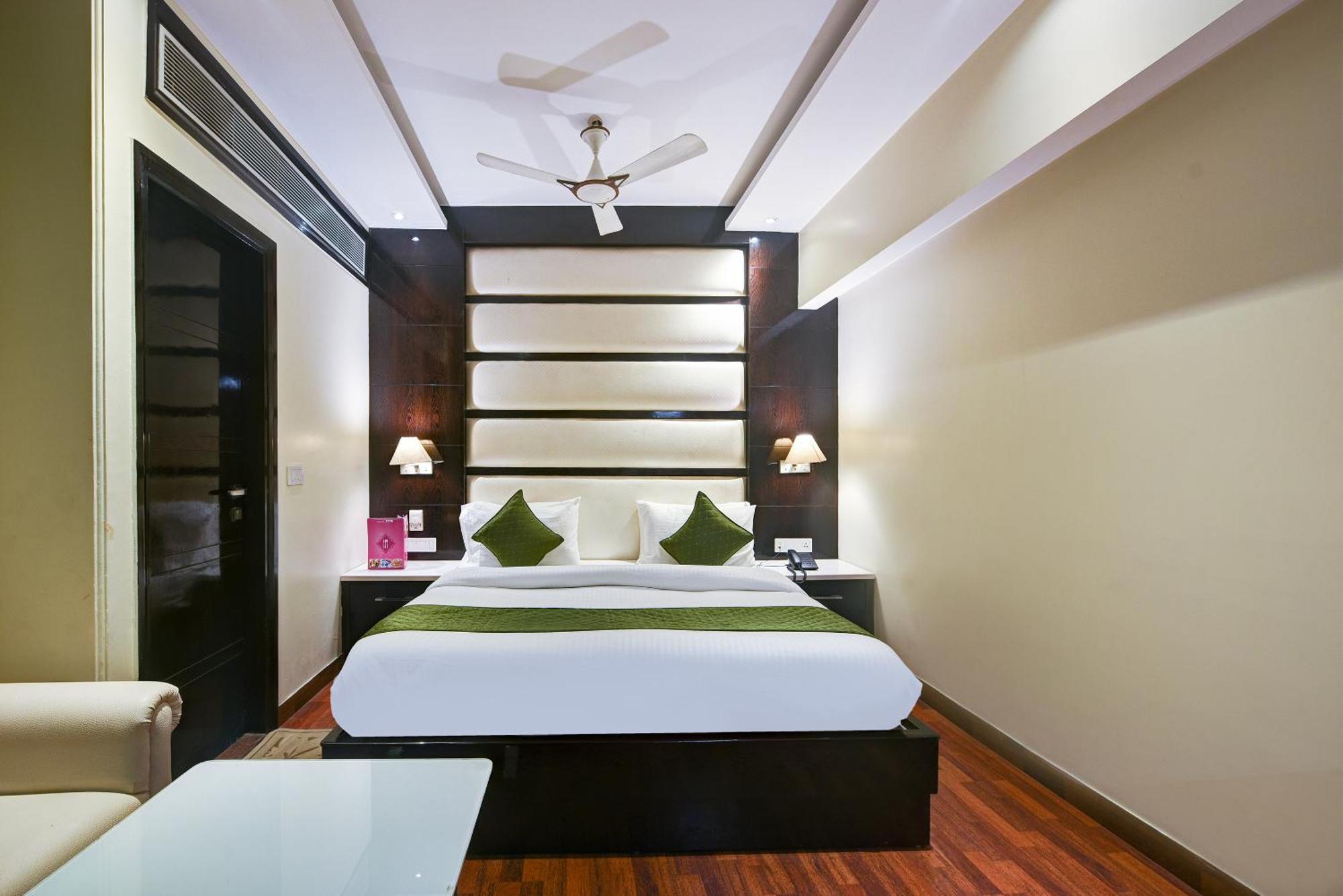 Hotel Geet Deluxe Нью-Дели Экстерьер фото