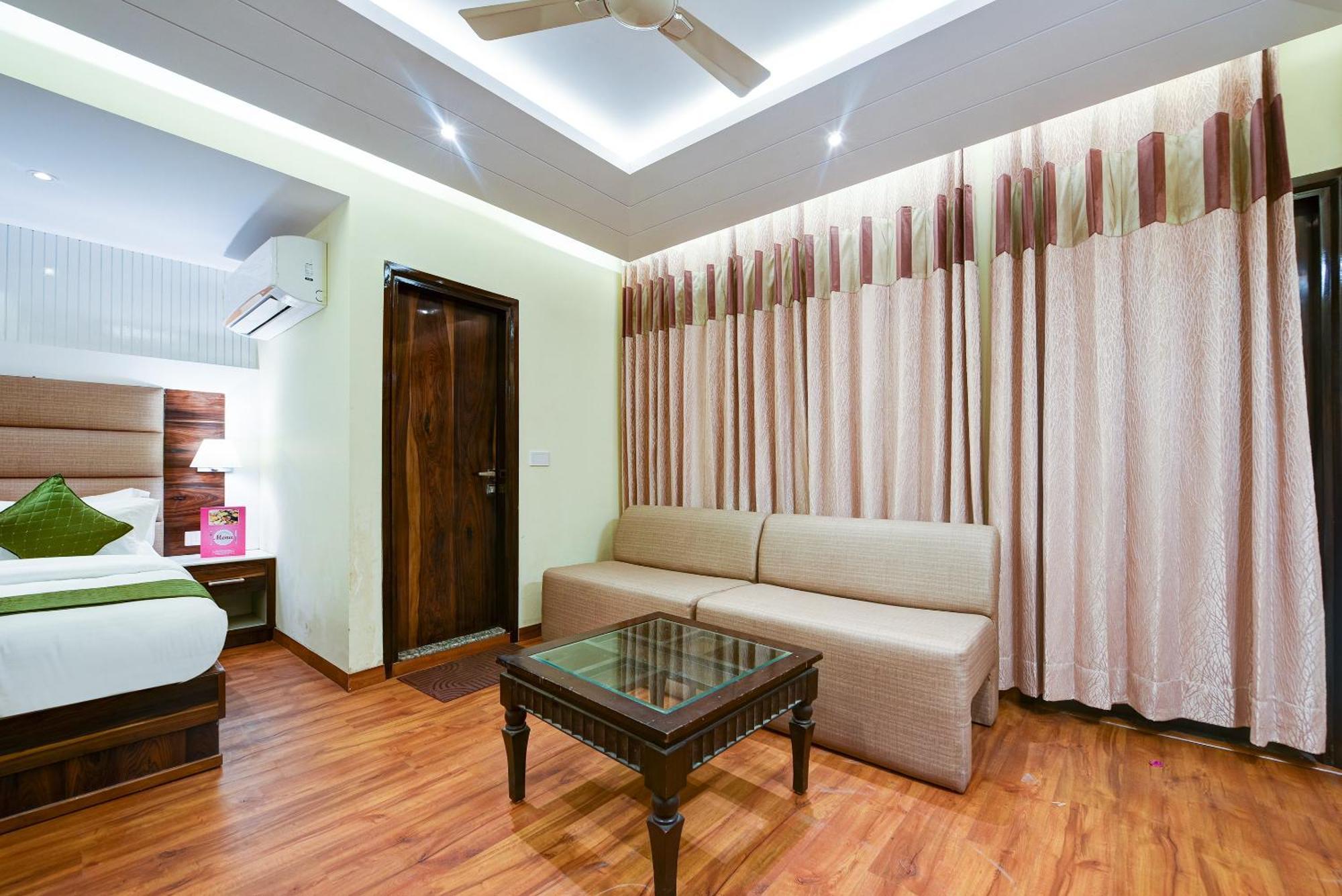 Hotel Geet Deluxe Нью-Дели Экстерьер фото