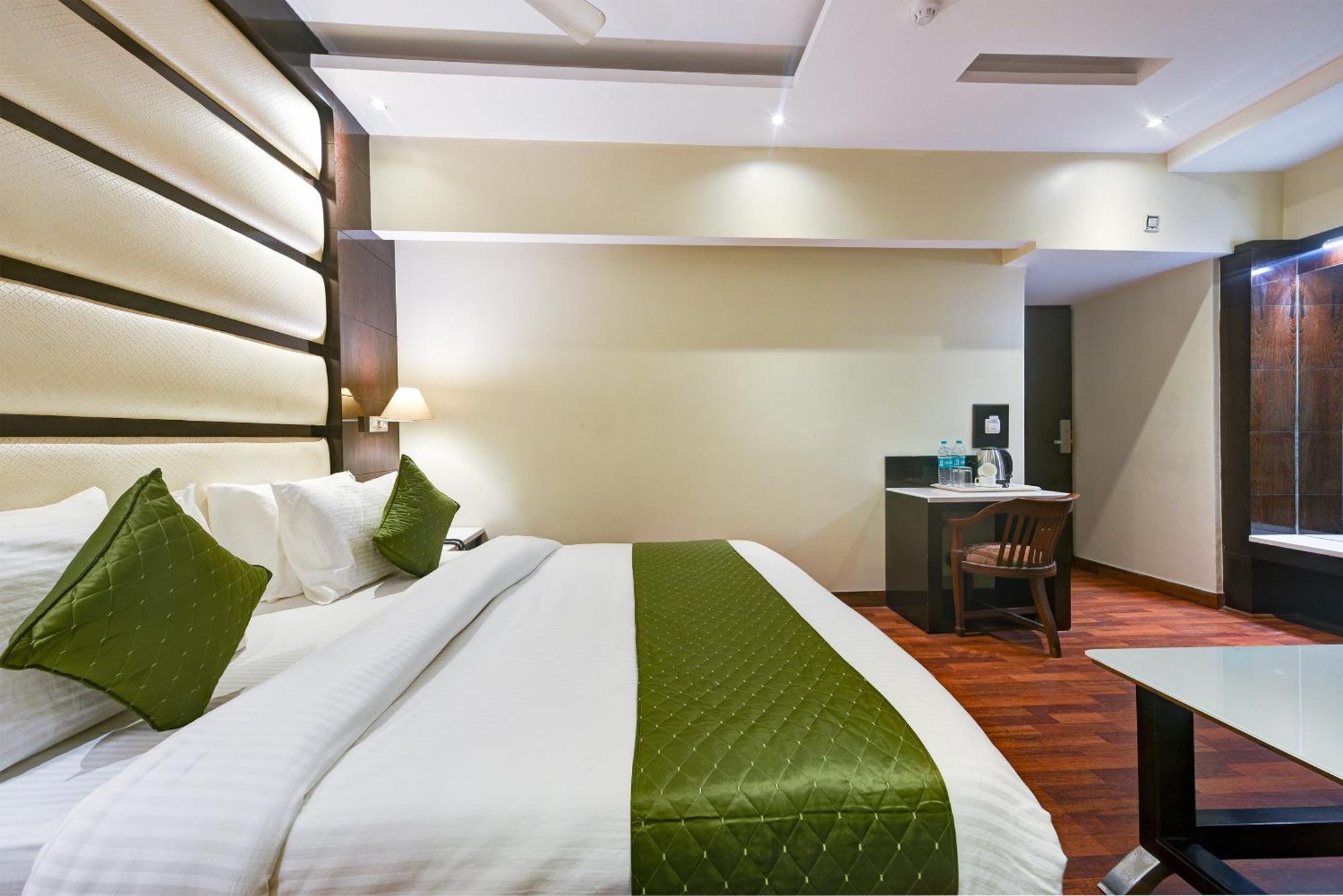 Hotel Geet Deluxe Нью-Дели Экстерьер фото