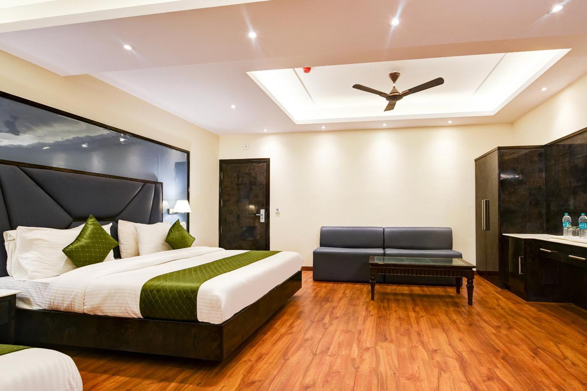 Hotel Geet Deluxe Нью-Дели Экстерьер фото