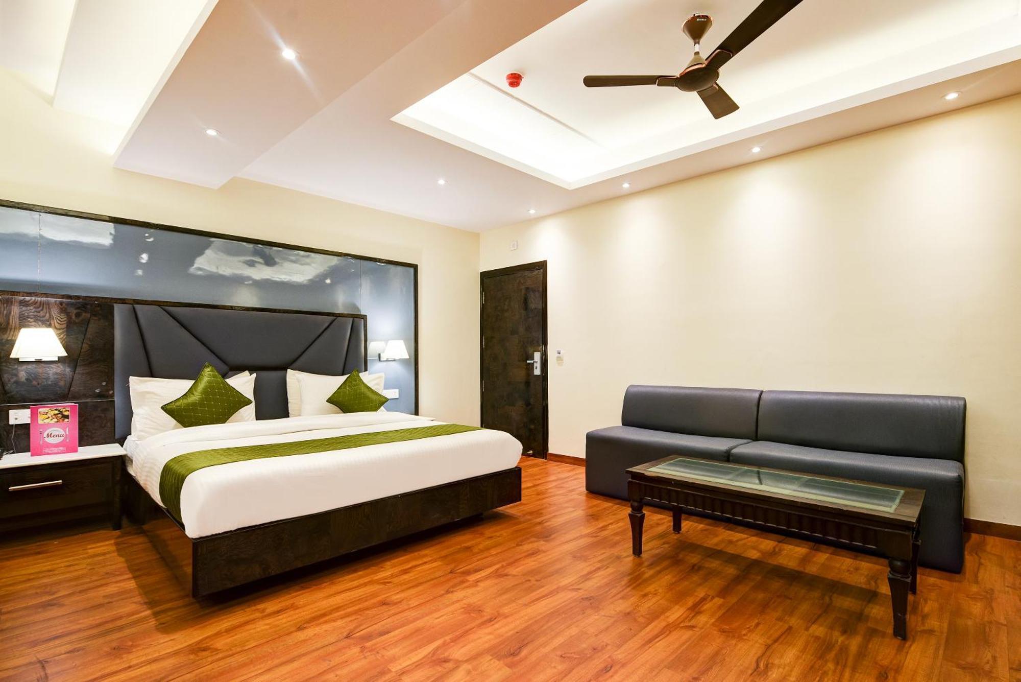 Hotel Geet Deluxe Нью-Дели Экстерьер фото