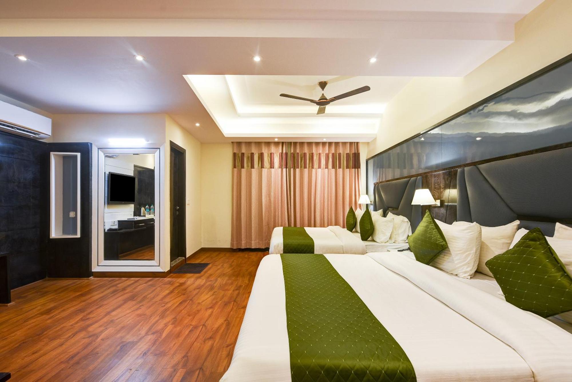 Hotel Geet Deluxe Нью-Дели Экстерьер фото