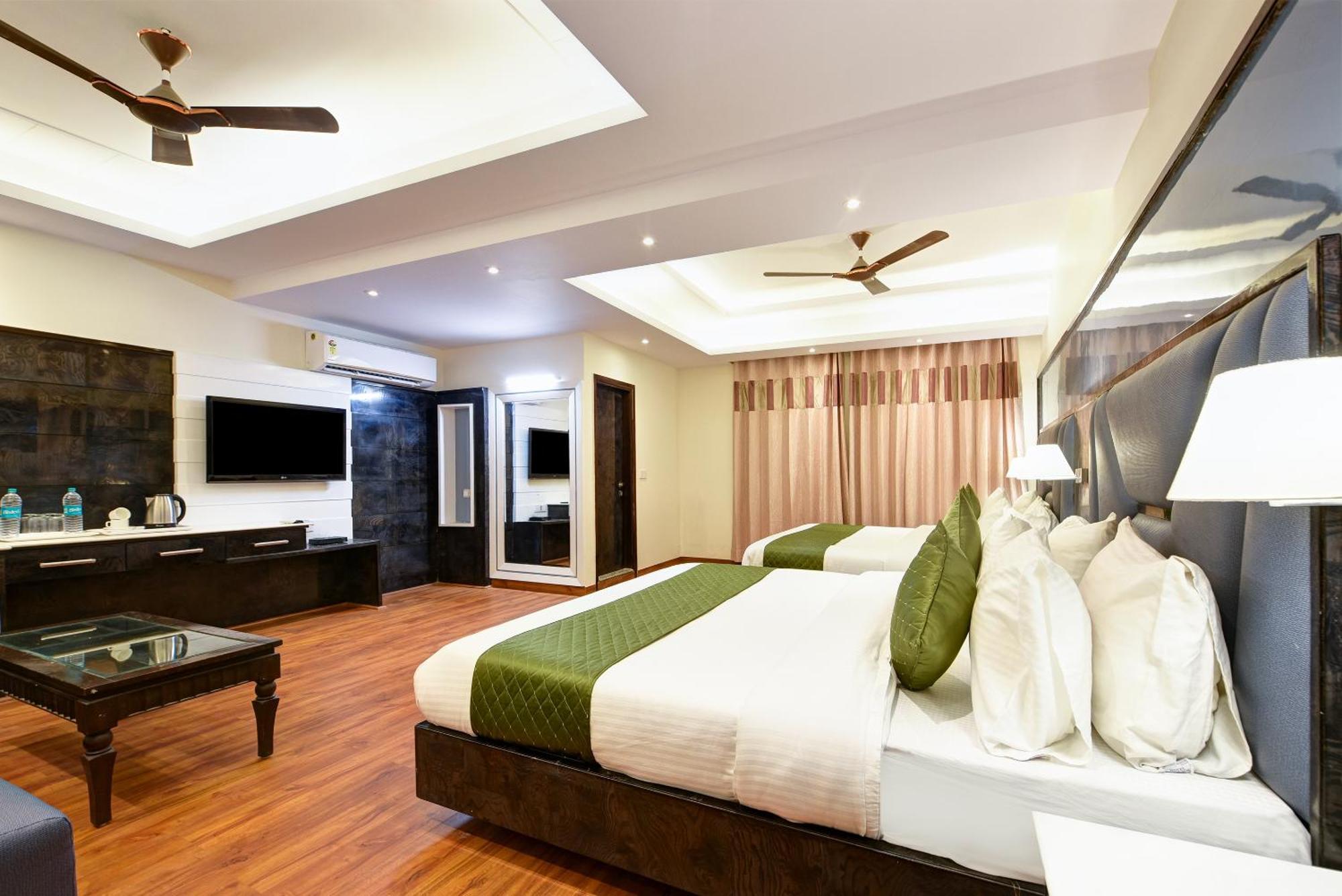 Hotel Geet Deluxe Нью-Дели Экстерьер фото