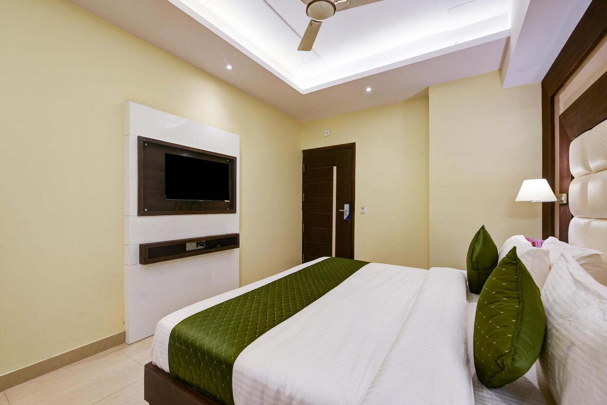 Hotel Geet Deluxe Нью-Дели Экстерьер фото