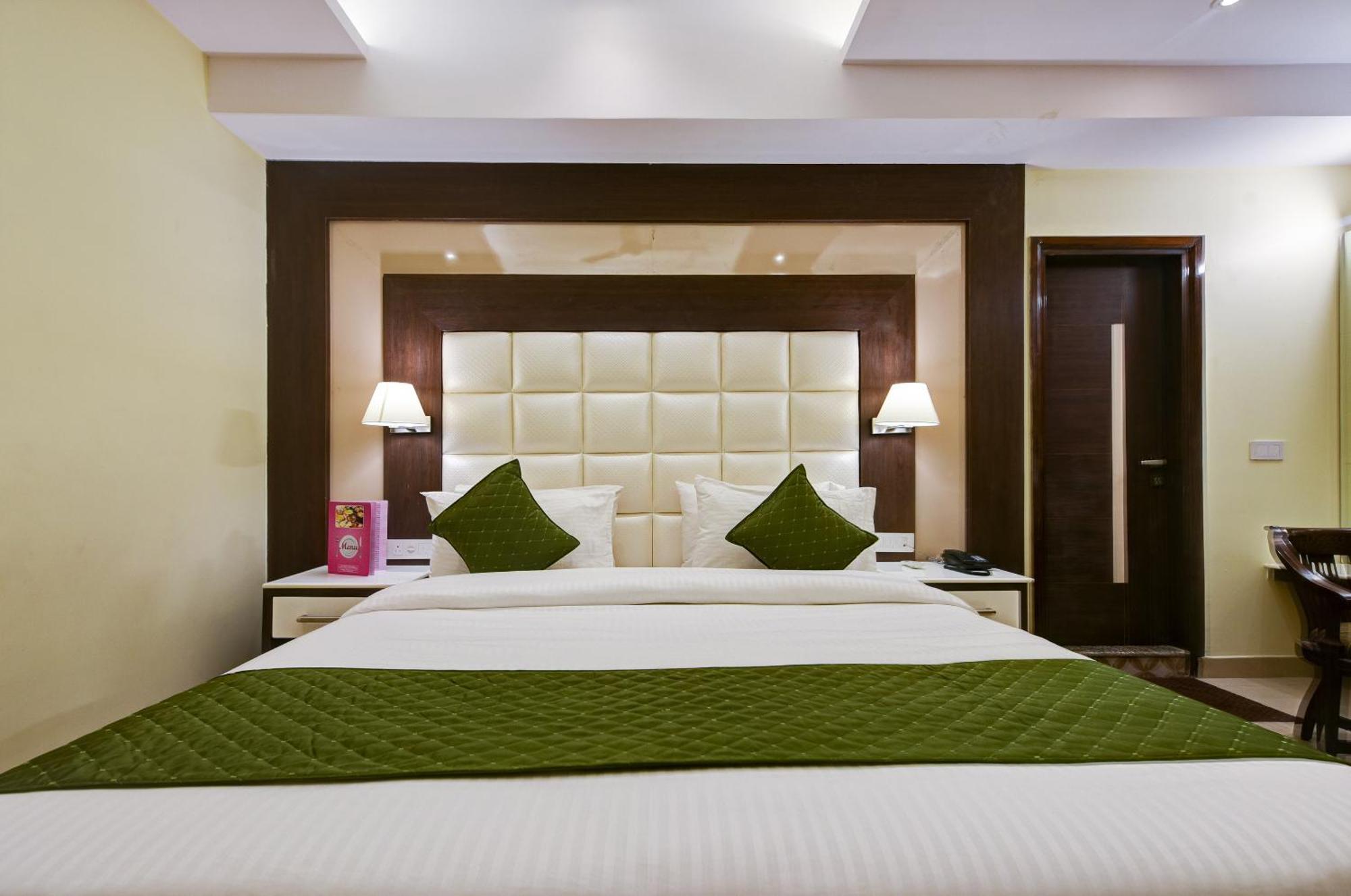 Hotel Geet Deluxe Нью-Дели Экстерьер фото
