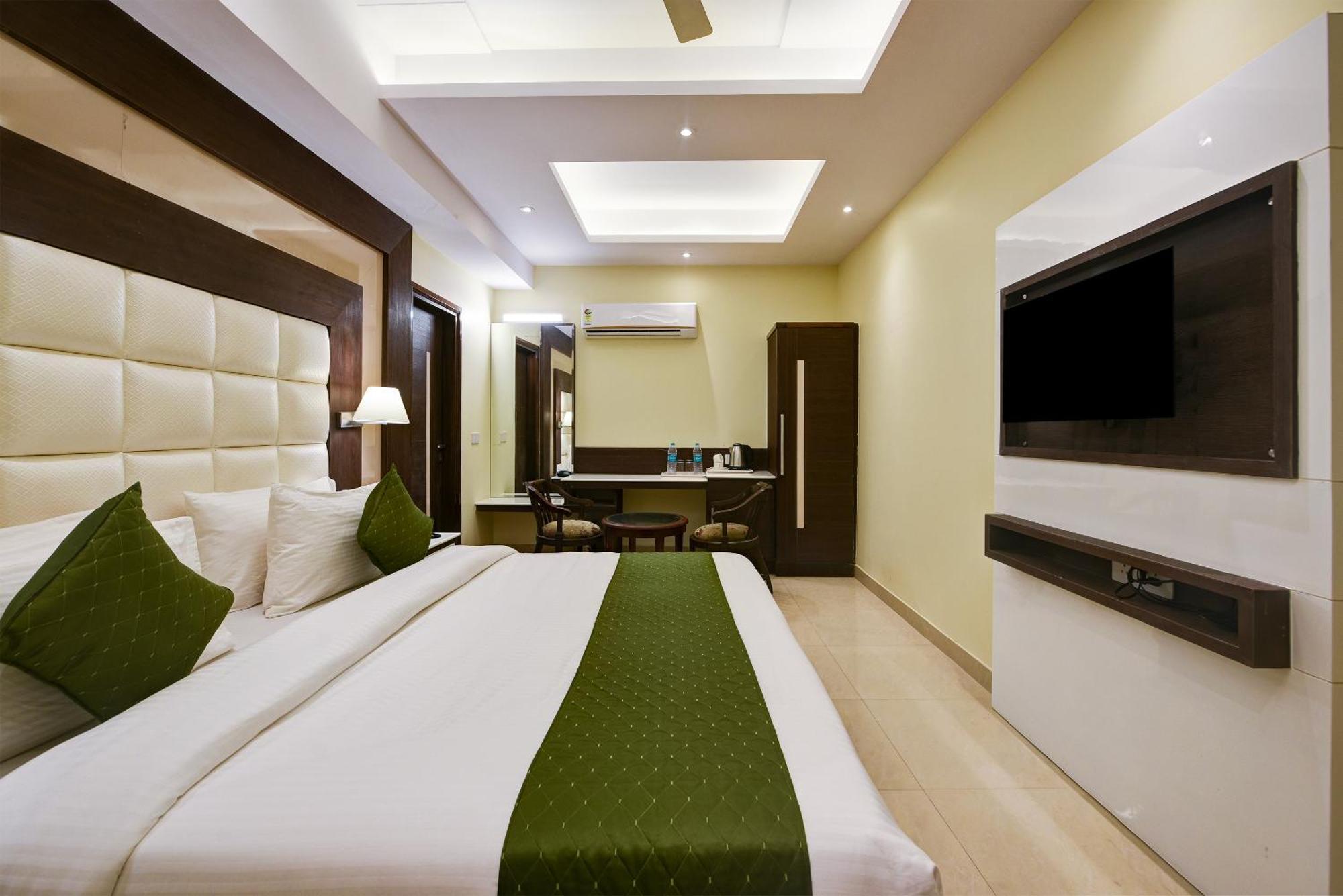 Hotel Geet Deluxe Нью-Дели Экстерьер фото