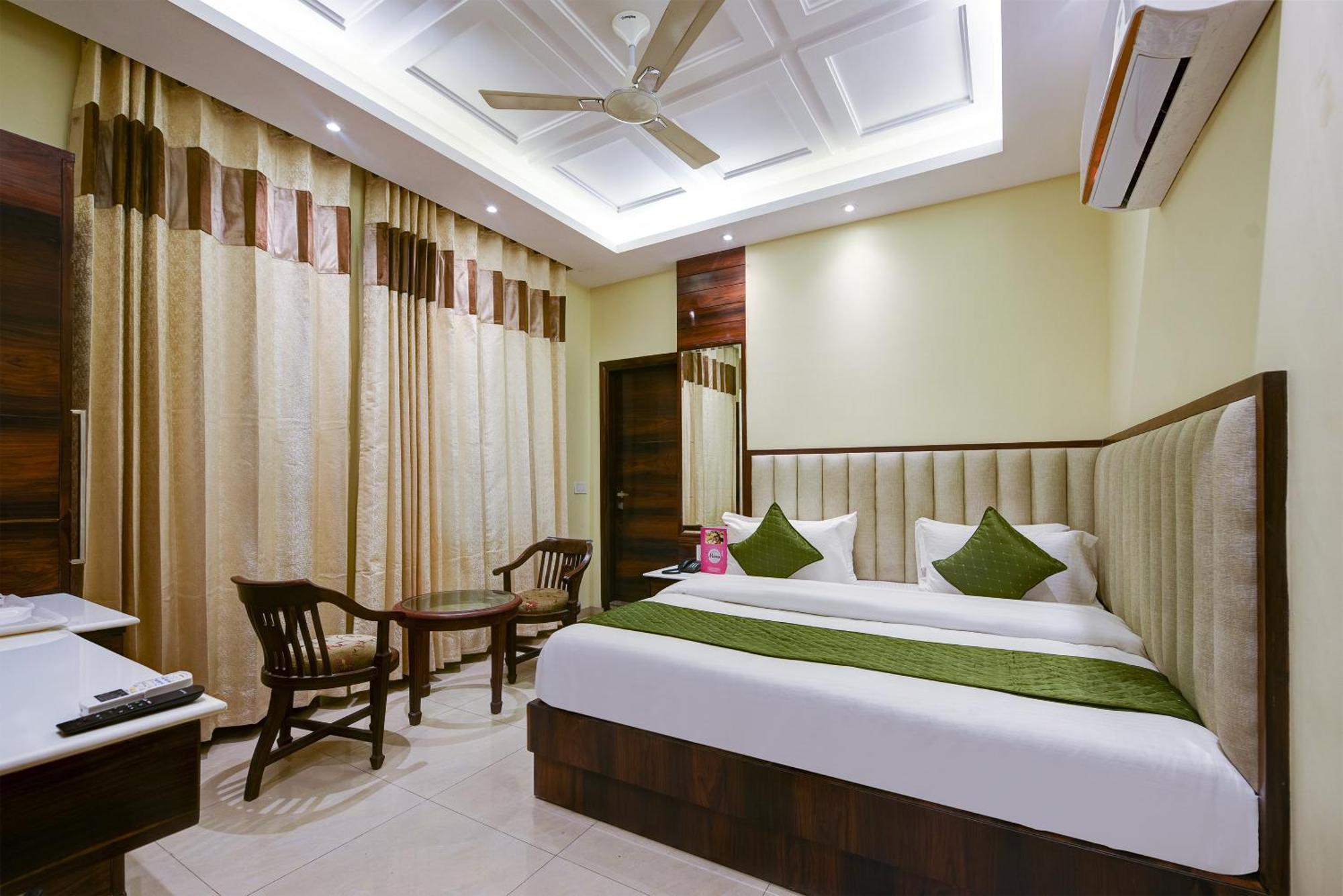 Hotel Geet Deluxe Нью-Дели Экстерьер фото