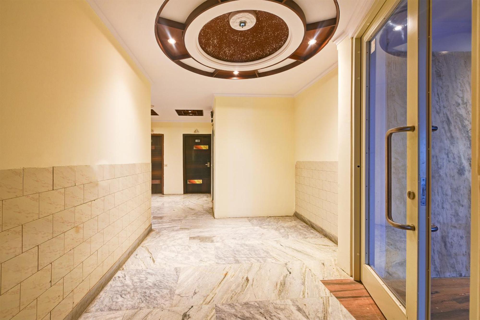Hotel Geet Deluxe Нью-Дели Экстерьер фото